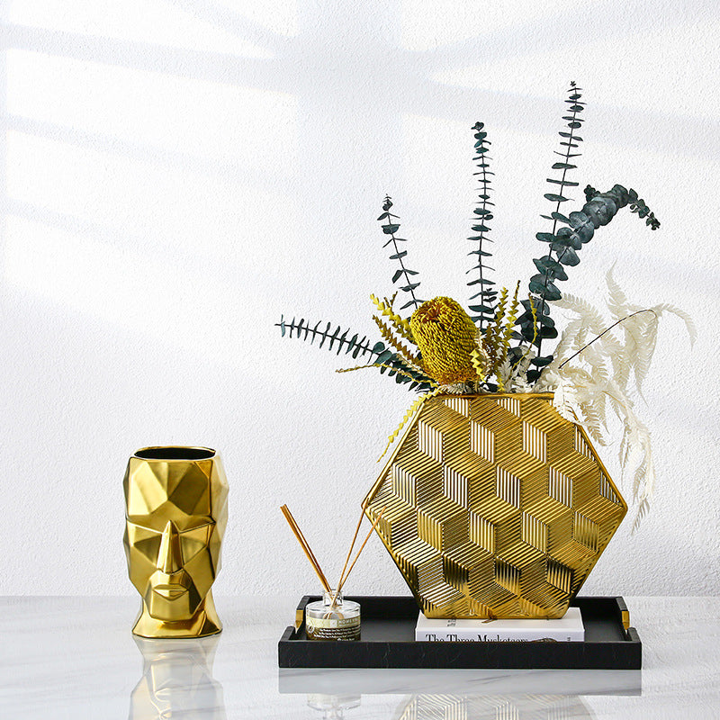 Vase visage abstrait doré