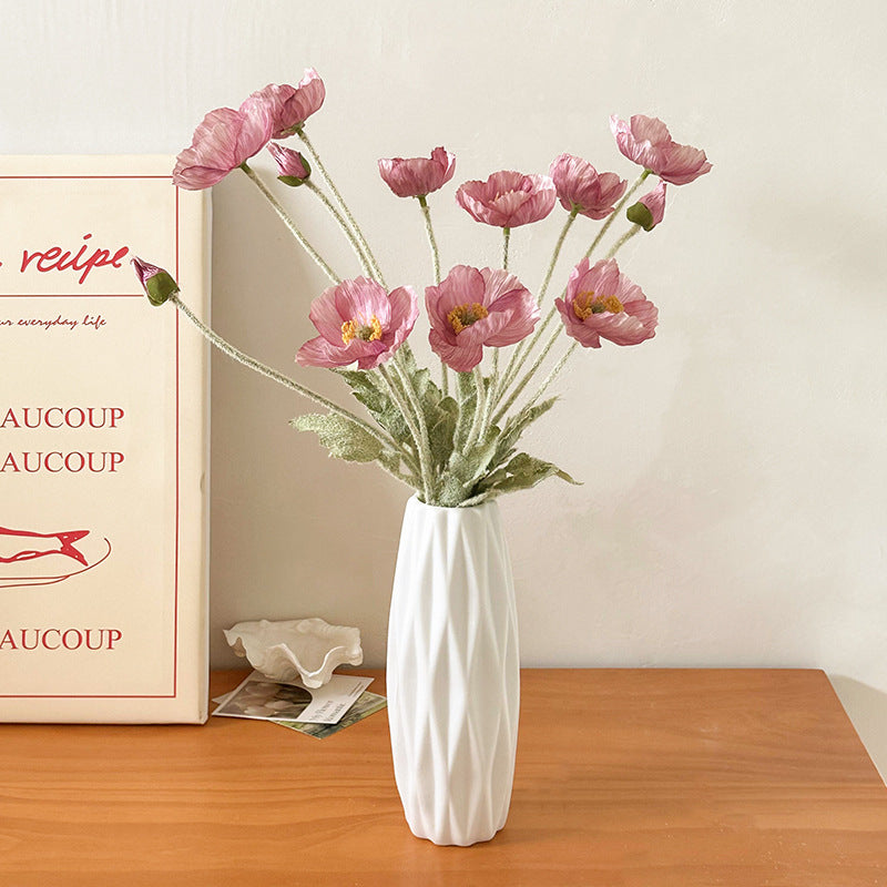 Vase en céramique avec fleurs artificielles