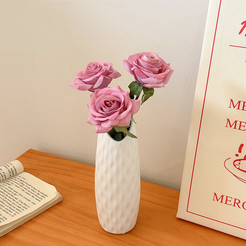 Vase en céramique avec fleurs artificielles