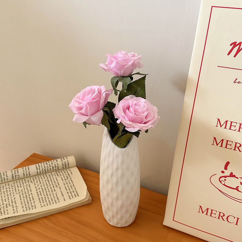 Vase en céramique avec fleurs artificielles