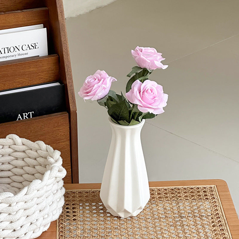 Vase en céramique avec fleurs artificielles