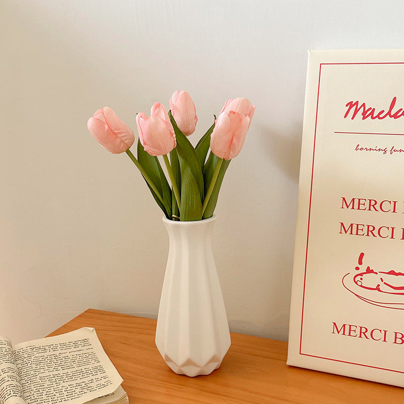 Vase en céramique avec fleurs artificielles