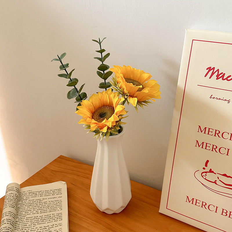 Vase en céramique avec fleurs artificielles
